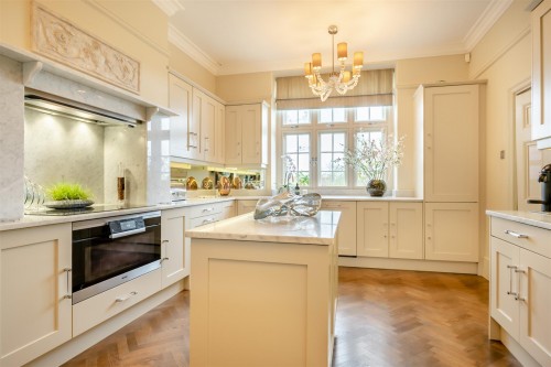 8588477-interior30.jpg