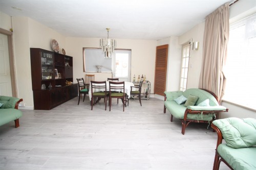 63 Shelley lounge c.JPG