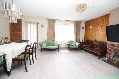 63 Shelley lounge d.JPG