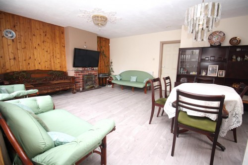 63 Shelley lounge a.JPG